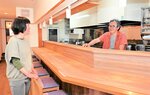 第三者承継によって山本さん（左）から事業を引き継いだ阿出川さん。店舗は地域に愛された定食店からカフェに生まれ変わる＝３日、鳥取県倉吉市堺町２丁目