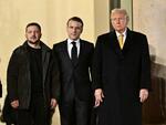 　３者会談後写真撮影に応じる、トランプ次期米大統領（右）とフランスのマクロン大統領（中央）、ウクライナのゼレンスキー大統領＝７日、パリ（ゲッティ＝共同）