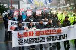 　ソウル市内で韓国の尹錫悦大統領の退陣などを求めてデモ行進する人たち＝５日（共同）