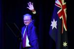 　３日、オーストラリア・シドニーで手を振るアルバニージー首相（ＡＰ＝共同）