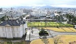 にぎわい創出のための取り組みを強化する鳥取城跡。中央の芝生広場が久松公園＝９日、鳥取市東町２丁目