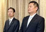 　記者団の取材に応じるＪＲ東海の丹羽俊介社長（左）と山梨県の長崎幸太郎知事＝７日午後、山梨県庁