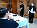 平井知事（左）にキレのあるダンスを披露した坂本部長（中央）と浜田副部長
