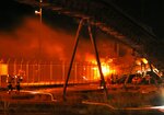 消火活動に当たる消防隊員ら＝９日午後８時２７分、境港市昭和町