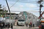 　地震により建設中の高層ビルが倒壊した現場＝３０日、タイ・バンコク（共同）