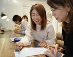 　ペン字教室を開いた初日、体験で訪れた一人一人に漢字の書き方を指南する永井玲子（右から２人目）。「まっすぐな線を書くように意識してみて」と語る＝２０２５年２月、大阪市（撮影・林昌三）