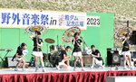趣向を凝らしたダンスを披露する出演者ら＝１７日、鳥取市国府町殿の殿ダム記念広場