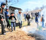 【延焼防ぐぞ！】天候に恵まれ、火の勢いも十分。水を噴射するジェットシューターやスギの葉で延焼を防ぐ防火班が活躍した

