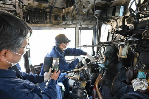 広報として発信するため、ＳＬの体験運転の様子を撮影するメンバー＝１日、若桜町若桜の若桜駅