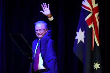 　３日、オーストラリア・シドニーで手を振るアルバニージー首相（ＡＰ＝共同）