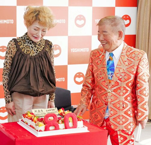 傘寿８０歳をデコレーションした誕生ケーキに苦笑するめだか（右）