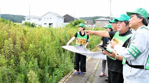人の背丈以上に雑草が繁茂した遊休農地を確認する委員ら