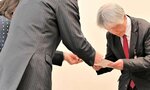 ＰＴＳＤと診断された元園児の両親（左）から要望書を受け取る桑原次長＝２９日、松江市役所