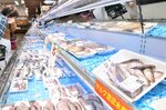 店頭に１点だけ陳列されたハタハタ。今年は並ばない日もあり、サイズも小さい＝１９日、岩美町新井の道の駅きなんせ岩美