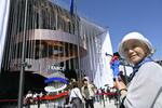 　フランス館をまず訪れた、「万博おばあちゃん」こと山田外美代さん＝４月２１日、大阪市此花区
