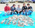 釣り上げた宗八カレイを前に