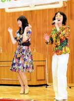 歌声を披露するペペの井勝めぐみさん（右）と北尾真奈美さん＝１４日、鳥取市倭文の大和体育館
