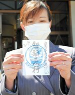 白ウサギと特急スーパーはくとの正面がデザインされた期間限定の鉄印＝智頭町智頭の智頭急行智頭駅