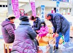 足湯に漬かってくつろぐ家族連れ＝１月２８日、大阪市東住吉区のヤンマースタジアム長居（湯村温泉観光協会提供）