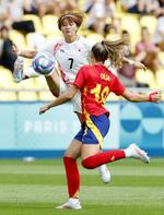 　日本―スペイン　前半、競り合う宮沢＝ナント（共同）