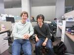 　米ワシントン大で写真に納まるデービッド・ベーカー教授（左）と小杉貴洋氏＝２０１４年ごろ（同氏提供）