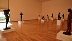 葉山館で開催中の彫刻家・佐藤忠良（１９１２～２０１１）の展覧会。代表作「群馬の人」「帽子・夏」などが展示されている＝神奈川県立近代美術館　葉山館