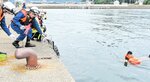 要救助者役を岸壁に引き上げる美方広域消防本部の隊員＝１０日、香美町香住区境の香住漁港東港