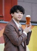 　発表会でビールを手にする山田裕貴＝東京都渋谷区