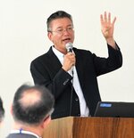 事業承継ニーズの掘り起こしが重要と訴える金原氏＝１９日、倉吉市明治町の倉吉商工会議所