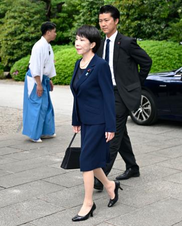 　靖国神社を参拝に訪れた高市前経済安保相＝２２日午前、東京・九段北