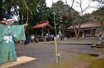 鬼の描かれた的に狙いを定める羽戸さん＝３日、北栄町北尾の北条八幡宮