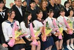 壮行会で花束と激励品を受け取った森山選手（手前左）ら＝２４日、境港市新屋町の境港公共マリーナ