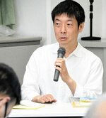 憲法や平和について講演する白井さん＝３日、鳥取市末広温泉町