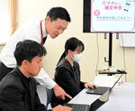 職員の助言を受けながらスマホ申告に挑戦する生徒ら