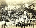 倉吉の「広告祭」。看板を掲げ、仮装行列もにぎやかに＝１９３７年４月（提供）