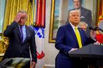 　記者の質問を受けるトランプ米大統領（右）の横に立つロバート・ケネディ・ジュニア厚生長官＝４月、ワシントン（ゲッティ＝共同）