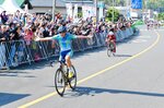 少年男子個人ロードレース　優勝を飾った吉田奏太（左）＝大隈広域特設コース