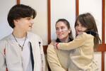 　民俗衣装を着たヘレナ・パガノさん（中央）と息子ブラッドさん（左）、娘アネシアさん＝４月、米アラスカ州アンカレジ（共同）