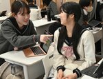 投資シミュレーションの結果を話し合う生徒ら＝７日、鳥取市国府町新通り３丁目の青翔開智高