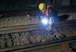 　大雨などの災害を想定した訓練で、手動で線路の切り替え作業をする駅係員＝２８日未明、ＪＲ新横浜駅