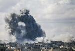 　イスラエル軍によるパレスチナ自治区ガザへの空爆後、立ち上る煙＝４日（ゲッティ＝共同）