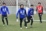 新しくなったトレーニングウエアで練習に励む選手ら＝オールガイナーレＹＡＪＩＮスタジアム