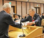 賞状を受け取る小松社長（右）