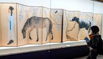 橋本関雪の「遅日」に見入る来館者