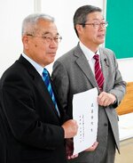 政策協定を結んだ斉木幹事長（左）と銀杏代表＝２１日、鳥取市西町１丁目の自民党県連