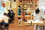バイオリンデッサンの授業を受ける参加者ら