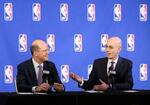 　記者会見するＮＢＡのシルバー・コミッショナー（右）とＦＩＢＡのザグリス事務総長＝２７日、ニューヨーク（ＮＢＡＥ・ゲッティ＝共同）