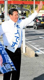 亀井候補の支持を呼びかける湯原氏＝１３日、安来市吉佐町