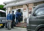 　六口丸海運に立ち入り検査に入る国交省中国運輸局の職員ら＝２２日午後１時、岡山県倉敷市