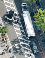 　京急横須賀中央駅前の多重事故現場＝５日午後１時４０分、神奈川県横須賀市（共同通信社ヘリから）